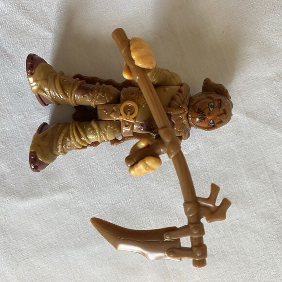 Poison Ivy And Scare Crow Action Figures 3” Tall - Picture 2 of 8